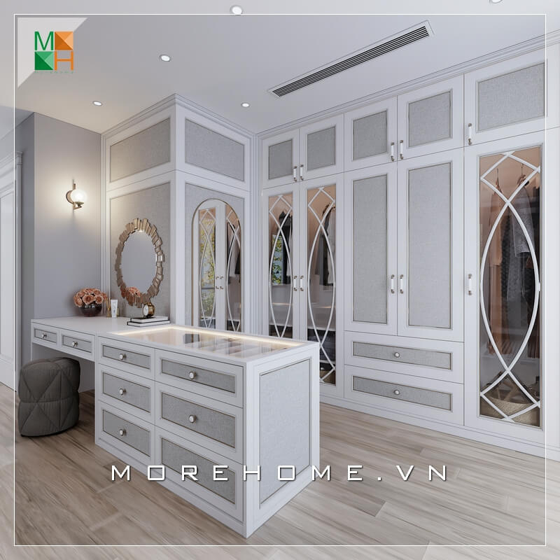 Mẫu phòng thay đồ đẹp cho biệt thự, chung cư cao cấp mang phong cách tân cổ điển, sử dụng gam màu trắng xám làm chủ đạo với hệ tủ âm tường kịch trần và đảo phụ kiện kết hợp bàn trang điểm, giúp không gian thử đồ của gia chủ trở nên gọn gàng nhưng cũng không kém phần sang trọng, đẳng cấp Nội thất chung cư tân cổ điển đẹp
