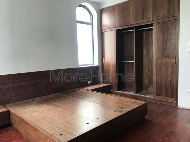 Mẫu tủ quần áo gỗ óc chó cánh cửa trượt phù hợp với phòng ngủ diện tích rông căn biệt thự