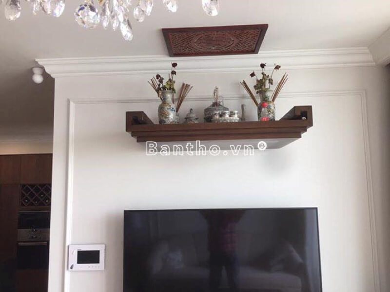 Mẫu bàn thờ treo tường gỗ óc chó hiện đại được nhiều khách hàng lựa chọn cho chung cư, nhà phố.