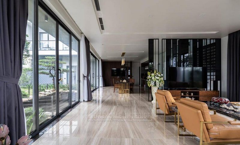 Không gian phòng khách được sắp xếp theo phong cách hiện đại và kết nối với phòng bếp.