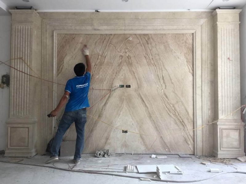Việc thi công ốp tường cao cấp cho phòng khách nhà biệt thự đang được thực hiện.